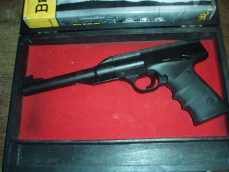 Hola
Buena pistola de muelle. calibre 4,5. Lo mejor es su disparo "seco" y una magnífica empuñadura.
Dotada 10