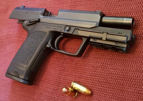   Hola compañeros. Vuelvo a poner a la venta mi fabulosa HK USP 45. IMPECABLE!!!
Viene con los siguientes 11