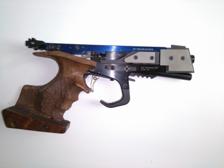 Vendo este lote de tres pistolas en perfecto estado por 3.400 €. Están en Málaga y la guía de pertenencia 01