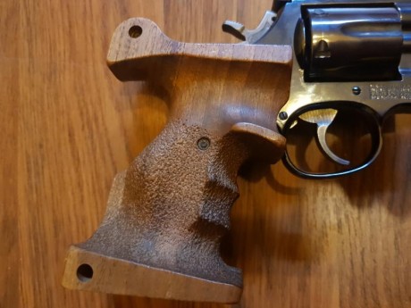 Vendo este revolver  S&W 586 negro azulado de 6" con gran pesar pero necesito el hueco. 
Lo vendo 21