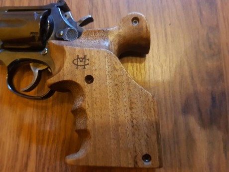 Vendo este revolver  S&W 586 negro azulado de 6" con gran pesar pero necesito el hueco. 
Lo vendo 20