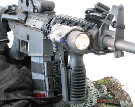 Solo desembalado, sin uso. Módulo compacto de luz y láser rojo de Insight. Modelo M6X. Foco Led 200 lumens. 02