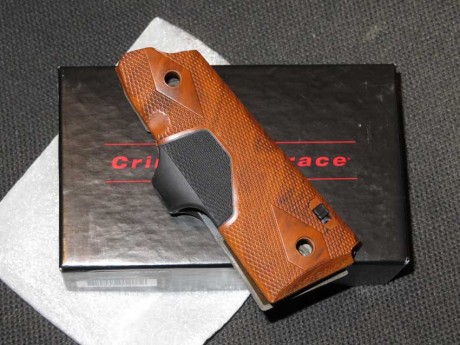 Vendido, nuevas a estrenar. Cachas para Colt M1911 y similares. Incluyen emisor láser integral de Crimson 00