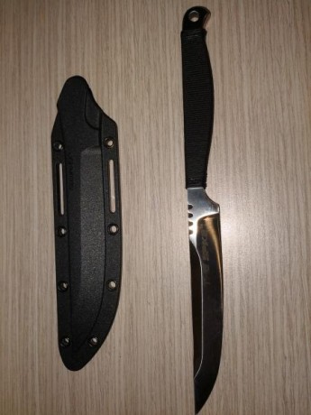 Perfecto estado.
Longitud de la hoja: 105 mm 
Longitud del mango: 115 mm
Incluye funda.
Importe: 35€.
Gastos 00