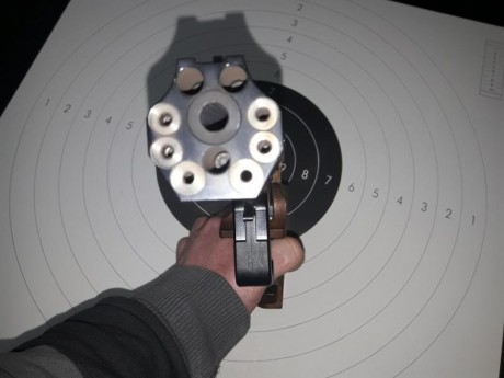 Buenas, pues lo dicho en el anuncio, ofrezco una Match Gun MG4 (cal.32).

Lleva el contrapeso de la rápid 12