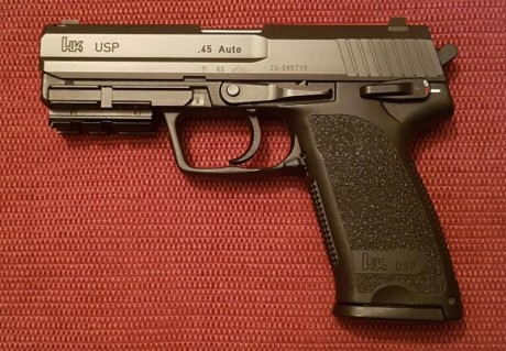   Hola compañeros. Vuelvo a poner a la venta mi fabulosa HK USP 45. IMPECABLE!!!
Viene con los siguientes 20