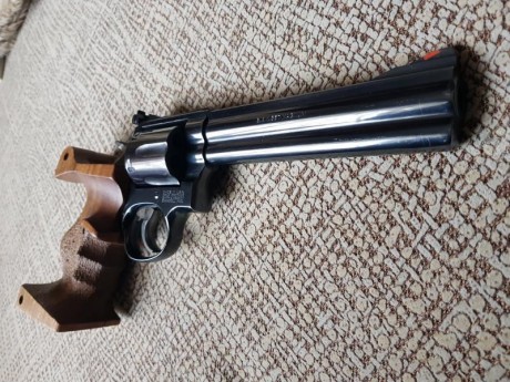 Vendo este revolver  S&W 586 negro azulado de 6" con gran pesar pero necesito el hueco. 
Lo vendo 00