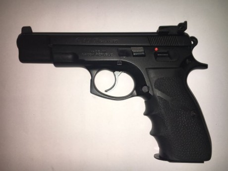 Vendo Ceska CZ 75B en muy buen estado, por no usar. Pocos tiros. Guiada en F. Precio 300€ + gastos 

Miras 02