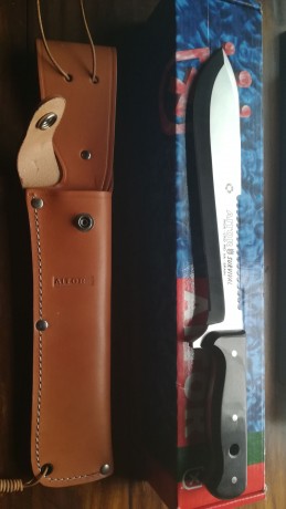 Hola. Vendo para quitarme hierros, que tengo el hierro muy alto, este cuchillo y un par de navajas que 00