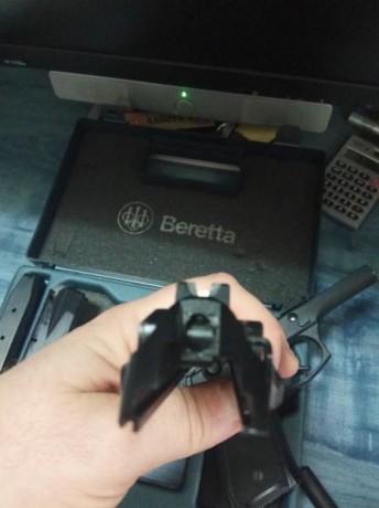 Hola. Vendo una magnífica pistola Beretta 92fs. Está NUEVA, se puede apreciar en las fotos, ha tirado 22
