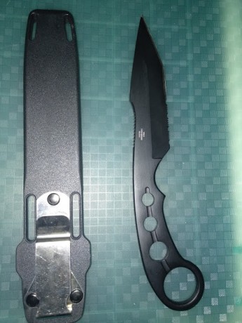 Buenas noches.
Vendo este cuchillo marca United Cutlery Undercover Combat Fighter color negro. Aus-6 Stainless. 11