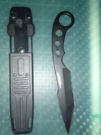 Buenas noches.
Vendo este cuchillo marca United Cutlery Undercover Combat Fighter color negro. Aus-6 Stainless. 10