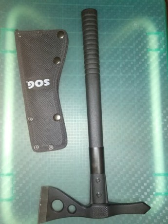 Buenas noches.
Vendo este tomahawk marca SOG color negro. La funda es de nylon con corchetes.
No estoy 01