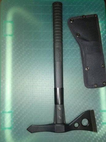 Buenas noches.
Vendo este tomahawk marca SOG color negro. La funda es de nylon con corchetes.
No estoy 00