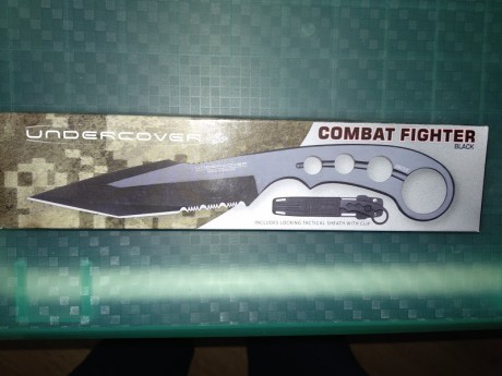 Buenas noches.
Vendo este cuchillo marca United Cutlery Undercover Combat Fighter color negro. Aus-6 Stainless. 02