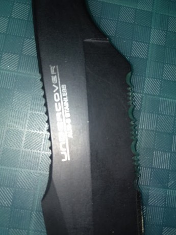 Buenas noches.
Vendo este cuchillo marca United Cutlery Undercover Combat Fighter color negro. Aus-6 Stainless. 01