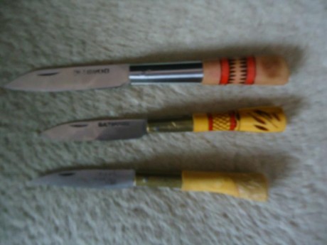 Vendo tres navajas de TARAMUNDI, una sellada CM TARAMUND, otra B.A.TARAMUND, y la otra CAVIN R TARAMUND 00