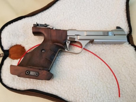 Vendo pistola Feinwerkbau, cacha prácticamente nueva, dos cargadores, y dos contrapesos intercambiables, 02