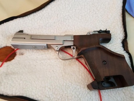 Vendo pistola Feinwerkbau, cacha prácticamente nueva, dos cargadores, y dos contrapesos intercambiables, 01