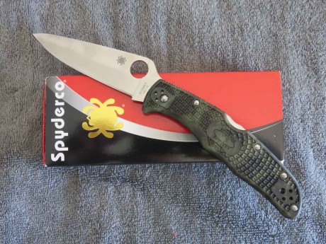 VENDIDA, a estrenar,nueva navaja Spyderco ENDURA ZOME cachas tono verdoso.
Precio 50 eruos mas 11 portes. 01