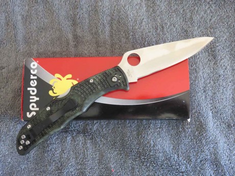 VENDIDA, a estrenar,nueva navaja Spyderco ENDURA ZOME cachas tono verdoso.
Precio 50 eruos mas 11 portes. 00