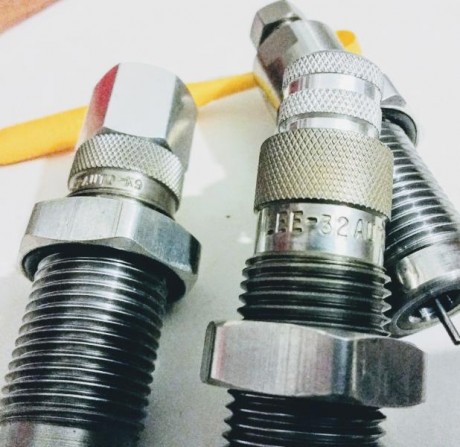 Vendo dies Lee calibre 32acp, 7,65 mm. Prácticamente nuevos., Les falta el Shell holder. Regalo algunas 02