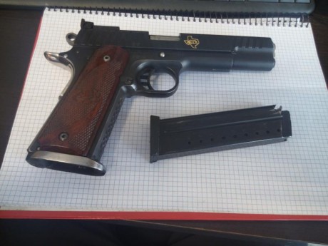 Un amigo me pide que le ponga a la venta esta joya.El arma no tiene ni el rodaje echo y tiene 6 cargadores,portacargadores 01