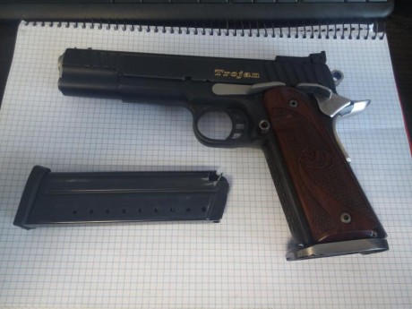 Un amigo me pide que le ponga a la venta esta joya.El arma no tiene ni el rodaje echo y tiene 6 cargadores,portacargadores 00