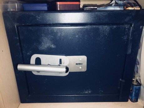 Armero homologado para 6 armas cortas. Vendo por pasarme a avancarga, sería preciso vender primero mis 00