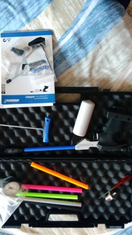 Empuñadura talla M vale tanto para diestros como para zurdos, la culata puede adaptarse. La botella de 00