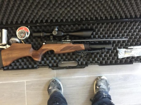 Vendo bsa r10 mk2 prácticamente nueva, no he tirado más de un par de cajas de balines, muy buena precision 01