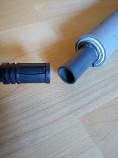 Tubo interior de 2'5 cm. de diámetro y 30 cm de largo, con agujeros realizados  con taladro con ligero 70