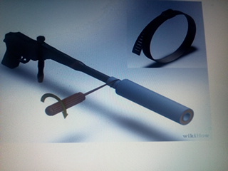 Tubo interior de 2'5 cm. de diámetro y 30 cm de largo, con agujeros realizados  con taladro con ligero 90