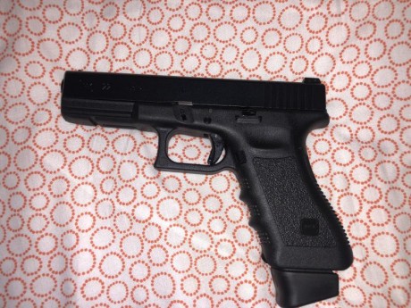 Vendo Glock 22 40SW, es de 3era generación y está en perfecto estado, ha disparado muy pocos tiros 
Lleva 01