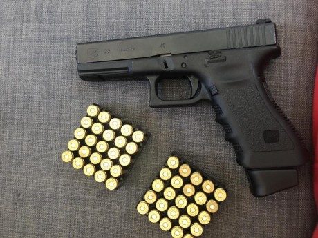Vendo Glock 22 40SW, es de 3era generación y está en perfecto estado, ha disparado muy pocos tiros 
Lleva 30