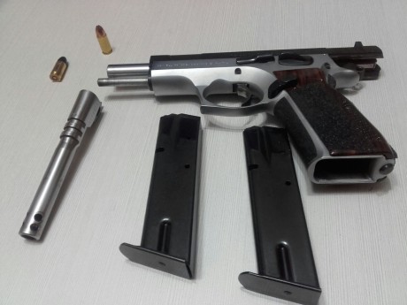 Pongo a la venta Tanfoglio  9mm con dos carros  uno para ipsc y otro para precision  con dos cargadores 01