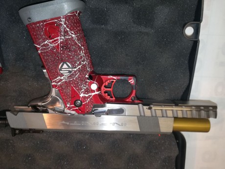  VENDO MAGNIFICA PISTOLA CALIBRE .40 MARCA INFINITI.
ACABADO EN ACERO INOXIDABLE. 
CULATA CUSTOMIZADA 01