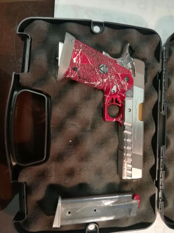  VENDO MAGNIFICA PISTOLA CALIBRE .40 MARCA INFINITI.
ACABADO EN ACERO INOXIDABLE. 
CULATA CUSTOMIZADA 00