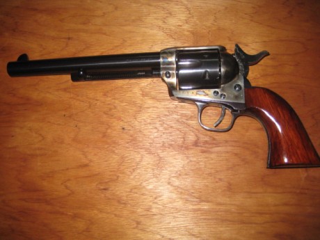 Hola, vendo este revólver, muy pocos tiros, Uberti de 7,5 ", y calibr
Interesados : Tl.-whatsApp 00