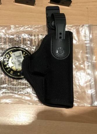 Se vende esta preciosa funda para pistolas GLOCK 43, fabricada en KYDEX, de color negro.
La funda es para 140