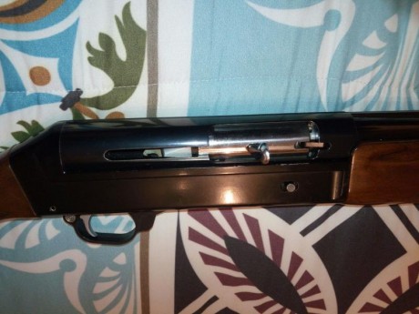 Un amigo vende escopeta semiautomatica benelli con choque de tres estrellas. Es de cinco tiros con varilla 10