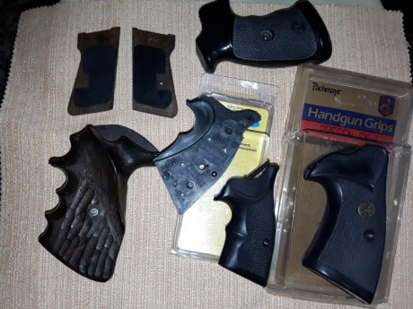  20180422_192924.jpg izquierda a derecha:
PPN, Feg PA63 y PPKE, en madera de nogal , 45€,
TRAUSCH para 01