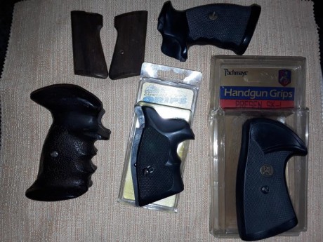  20180422_192924.jpg izquierda a derecha:
PPN, Feg PA63 y PPKE, en madera de nogal , 45€,
TRAUSCH para 00