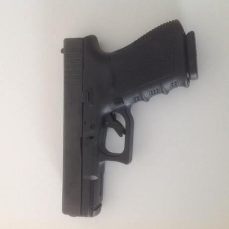Vendo Glock 19 tercera generación, en perfecto estado, con unos 500 disparos. Se incluyen complementos. 01