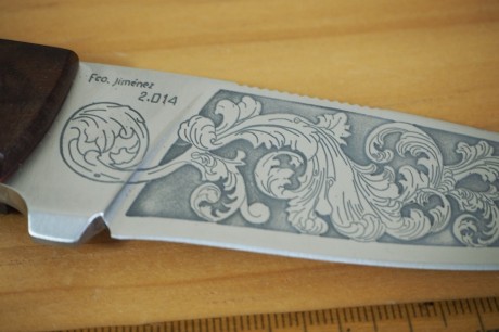Magnífica marca con un magnífico grabado realizado por el artesano Fco Jiménez. Sin usar. 
Funda de piel 00