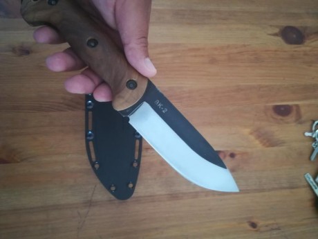 hola buenas vendo ka bar bk2 modificado trae un filo convexo y las cachas son hechas en raiz de olivo 00