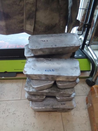 Vendo lingotes de plomo aleados procedentes de limpieza en club.
Vienen en lingotes de aproximadamente 40