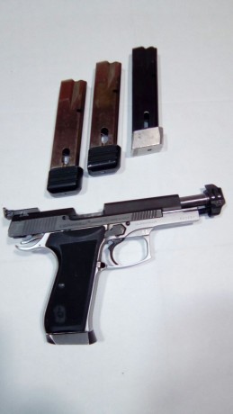 Un amigo vende Pistola Bernadelli del cal. 9 parabellum, con tres cargadores. Precio 250,00€ mas portes. 02