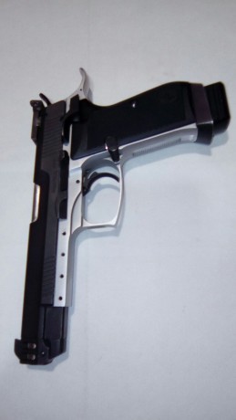 Un amigo vende Pistola Bernadelli del cal. 9 parabellum, con tres cargadores. Precio 250,00€ mas portes. 01