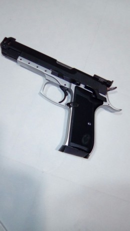 Un amigo vende Pistola Bernadelli del cal. 9 parabellum, con tres cargadores. Precio 250,00€ mas portes. 00